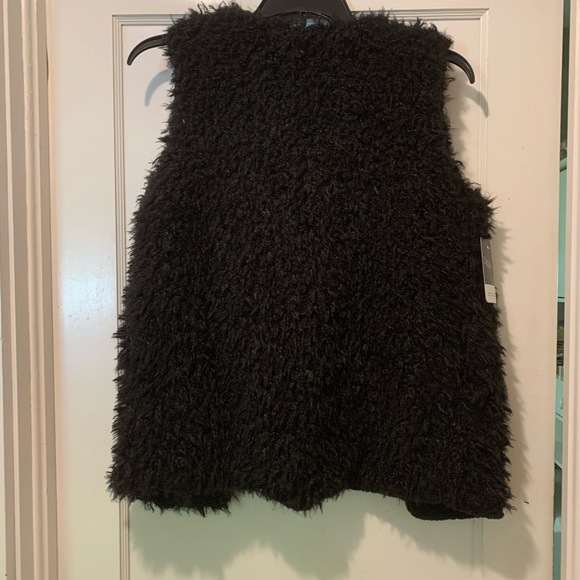 Black fuzzy vest - Picture 3 of 5